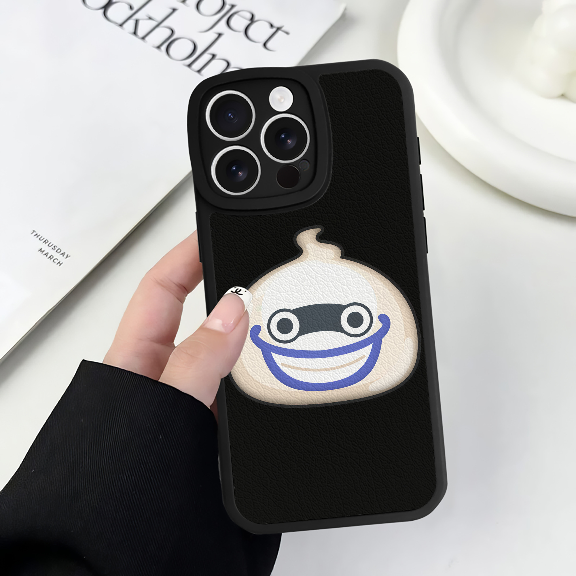 （画像用） 妖怪ウォッチ Yo-kai Watch 【iPhone 16シリーズ対応】シリコンスマホケース（レザー調） 材質：シリコン